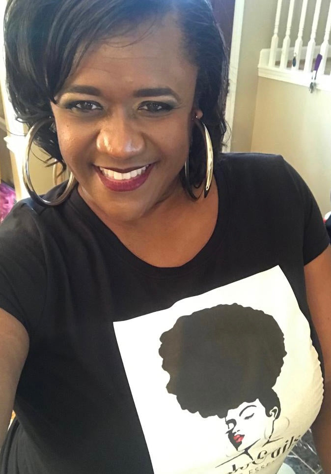 Close up of Cynthia Norman wearing an Herbs and Oils tee shirt and smiling.  She has straighten hair and confirms using Herbs and Oils products during chemotherapy and describes the results of her healthy health journey.